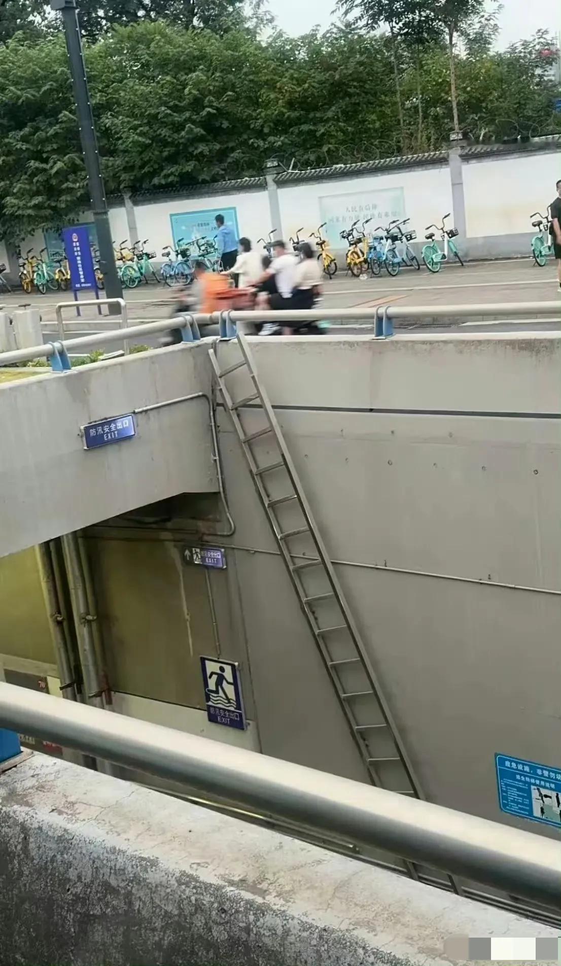 郑州京广隧道，为啥路边还有梯子？