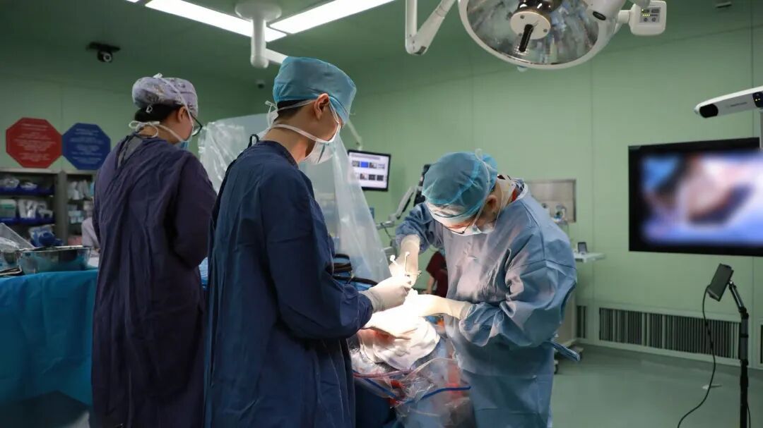 【上海开出脑机接口首张处方并成功手术】7月13日，植入式脑机接口手部运动功能代偿