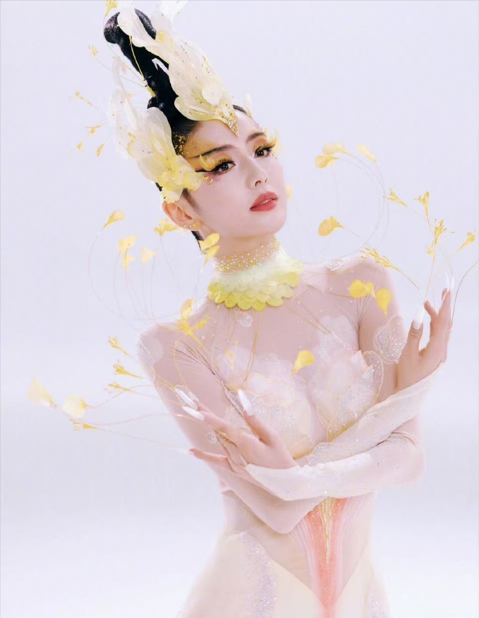 佟丽娅宫灯一开年味就来了 提到佟丽娅的舞台，脑海里瞬间浮现出她翩若惊鸿的舞姿，作