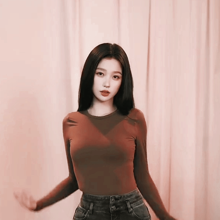 虞书欣的身材绝了，秋衣都能穿的这么性感时尚。 ​​​