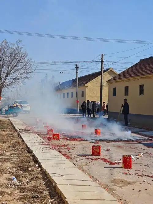 还有不到二十来天就过年了，我的手心又开始冒冷汗。不是怕春运挤，是怕踏进家门那一刻