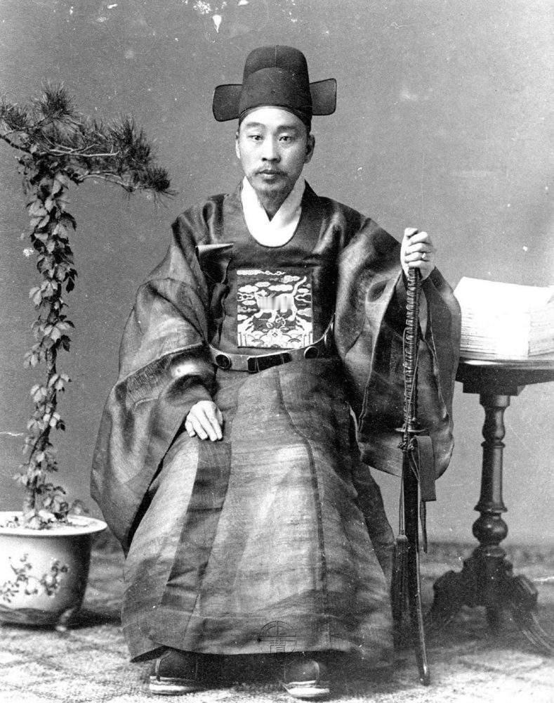 1884年，袁世凯平定朝鲜变乱，住进了朝鲜王宫，做了近12年的“太上皇”。闵妃就