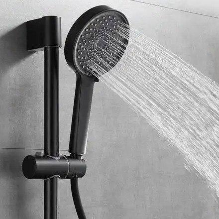 河南女孩的吐槽反映出不同地区生活习惯和文化差异带来的趣味冲突。南方气候湿润、天气