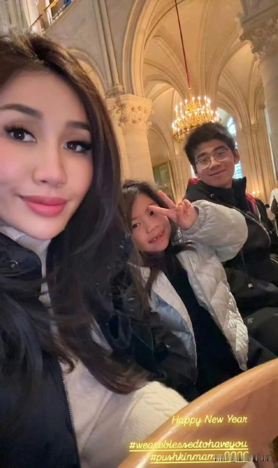 找年轻的，有时候也有坏处
那就是合照的时候太明显了
何超盈和小8岁老公在欧洲旅游