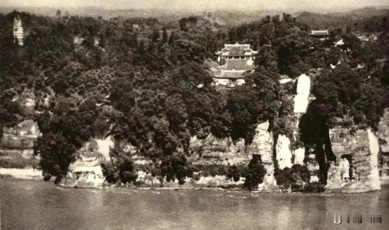 100 年前的乐山大佛几乎消失在草丛中，形象和现在也有很大区别，现在经过开发，大