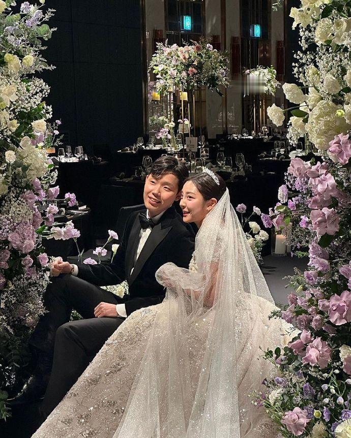 羽毛球届最近这段时间喜事连连~
徐承宰、乔纳坦、阿里安托大婚，骆建佑求婚成功！！