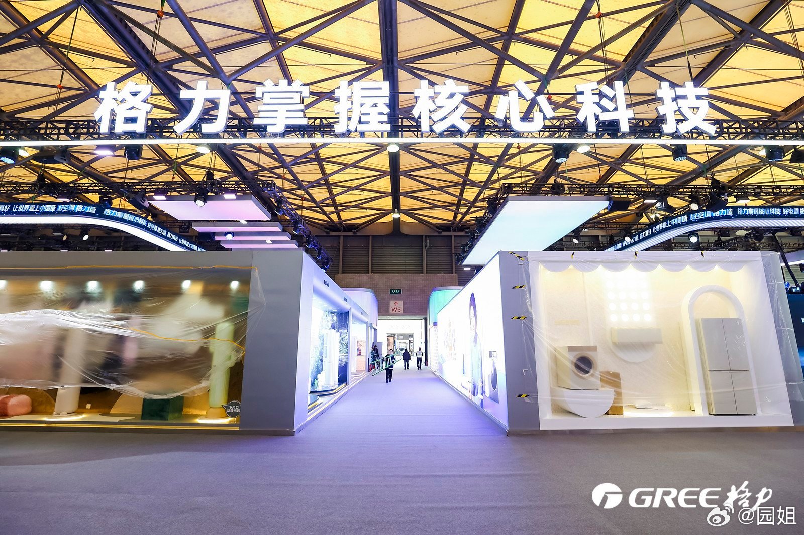 AWE2026格力真Ai爱展台也太有看头了。影视飓风Tim和格力CMO朱磊的交流