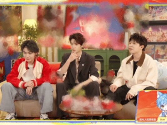 黄明昊本命年穿上红袜子了 家人们快看黄明昊今晚直播！粉丝一句本命年要穿红袜，他真