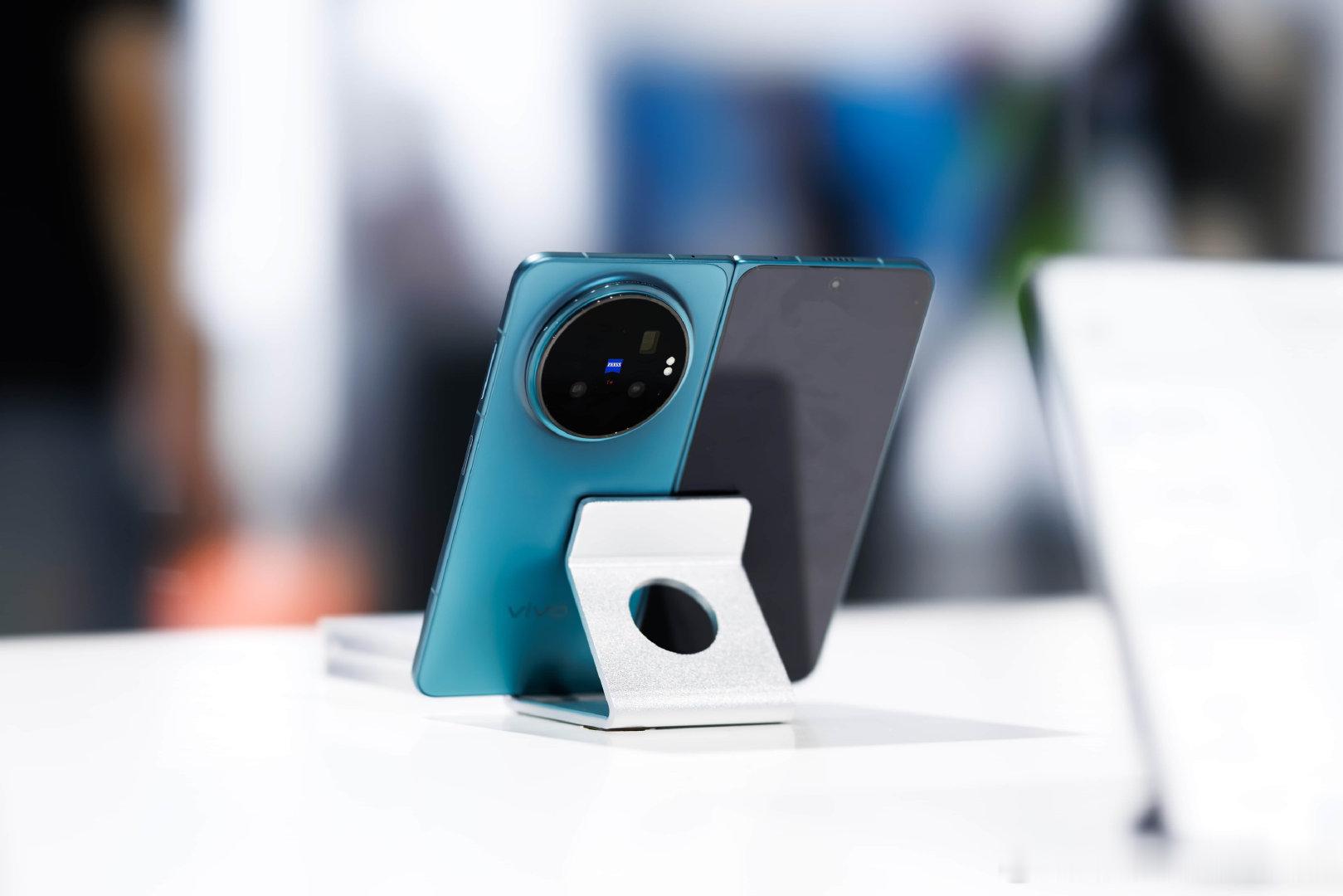 最近刷到 vivo X Fold6 官方预热和网上的爆料，只能说蓝厂这代折叠屏是