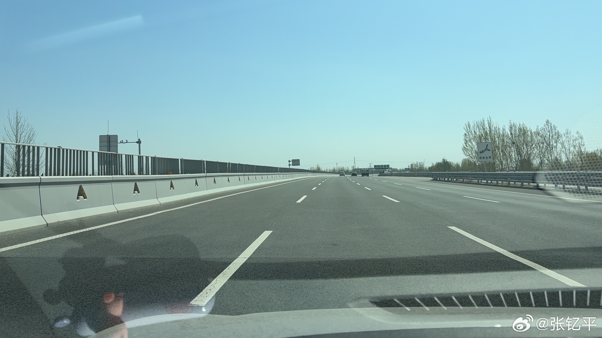 机票高铁双双涨价油价上涨的影响肯定会涉及到出行成本的，现在距离近开电车出门比较爽