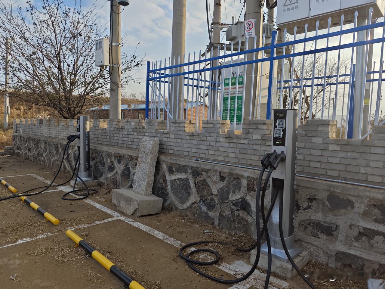 在内蒙古和林格尔县，充电桩已经触达部分农村，有了这样便捷的使用途径，促使部分农村