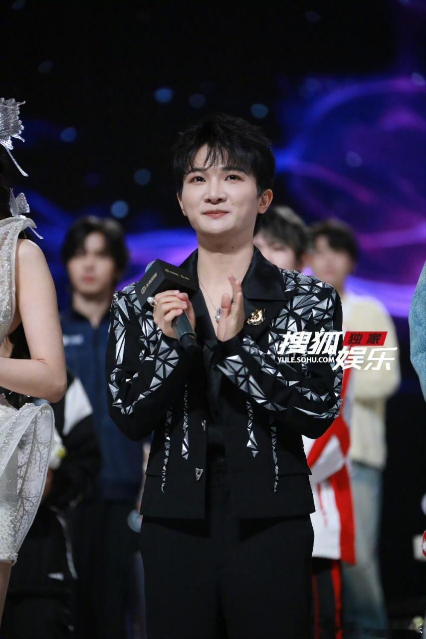 周深V领加了暗扣 周深今晚妆造让人斯哈！谁能没发现他的小心机——V领居然藏了暗扣