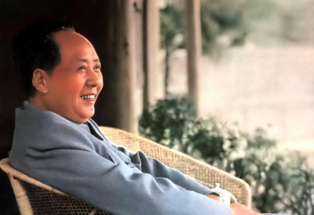 毛主席去世后，人们赶紧起草讣告，关键时刻，播音员还犯下了一个巨大的错误，这到底是