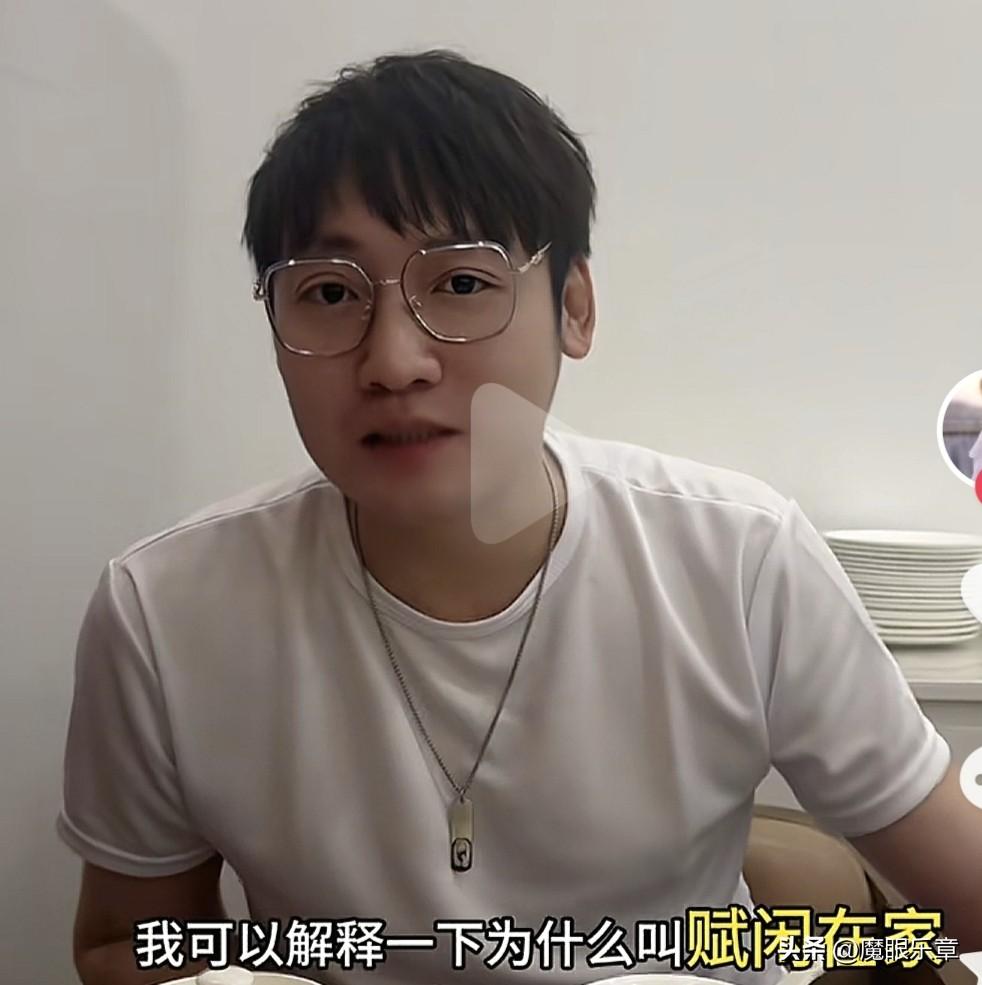 久违在电视上露脸的主持人陈立青，最近与昔日同事伏玟晓约饭聊天。他透露，当下自己是
