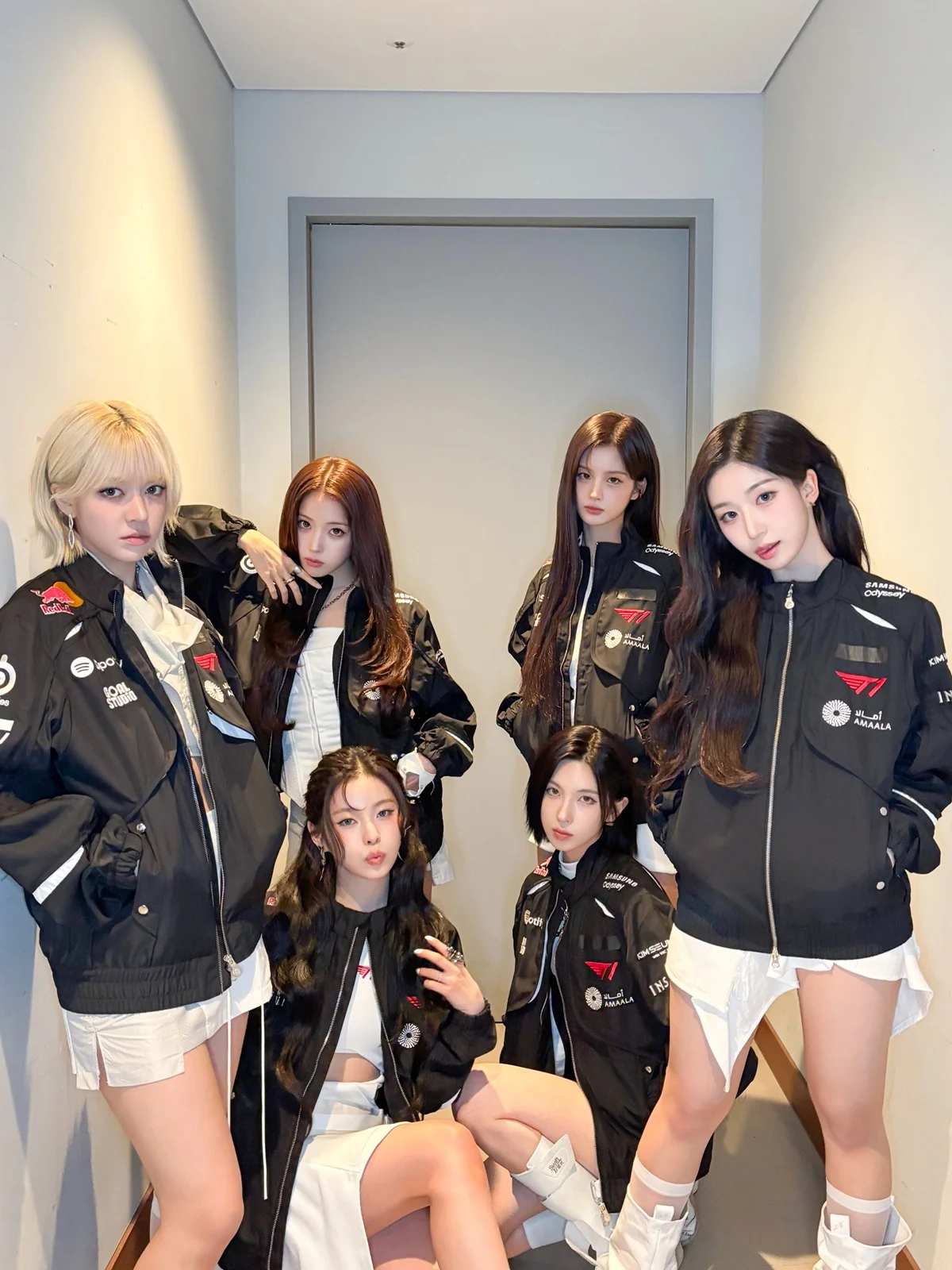 穿上了T1队服的NMIXX全员 