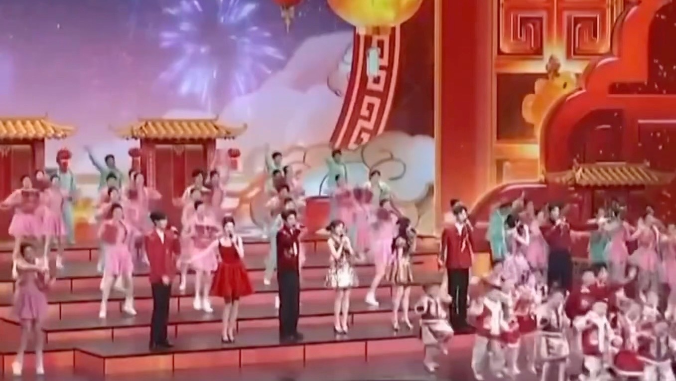 春晚彩排春晚的节目单出来了嘛？看着彩票一片红色的服装好喜庆！ 