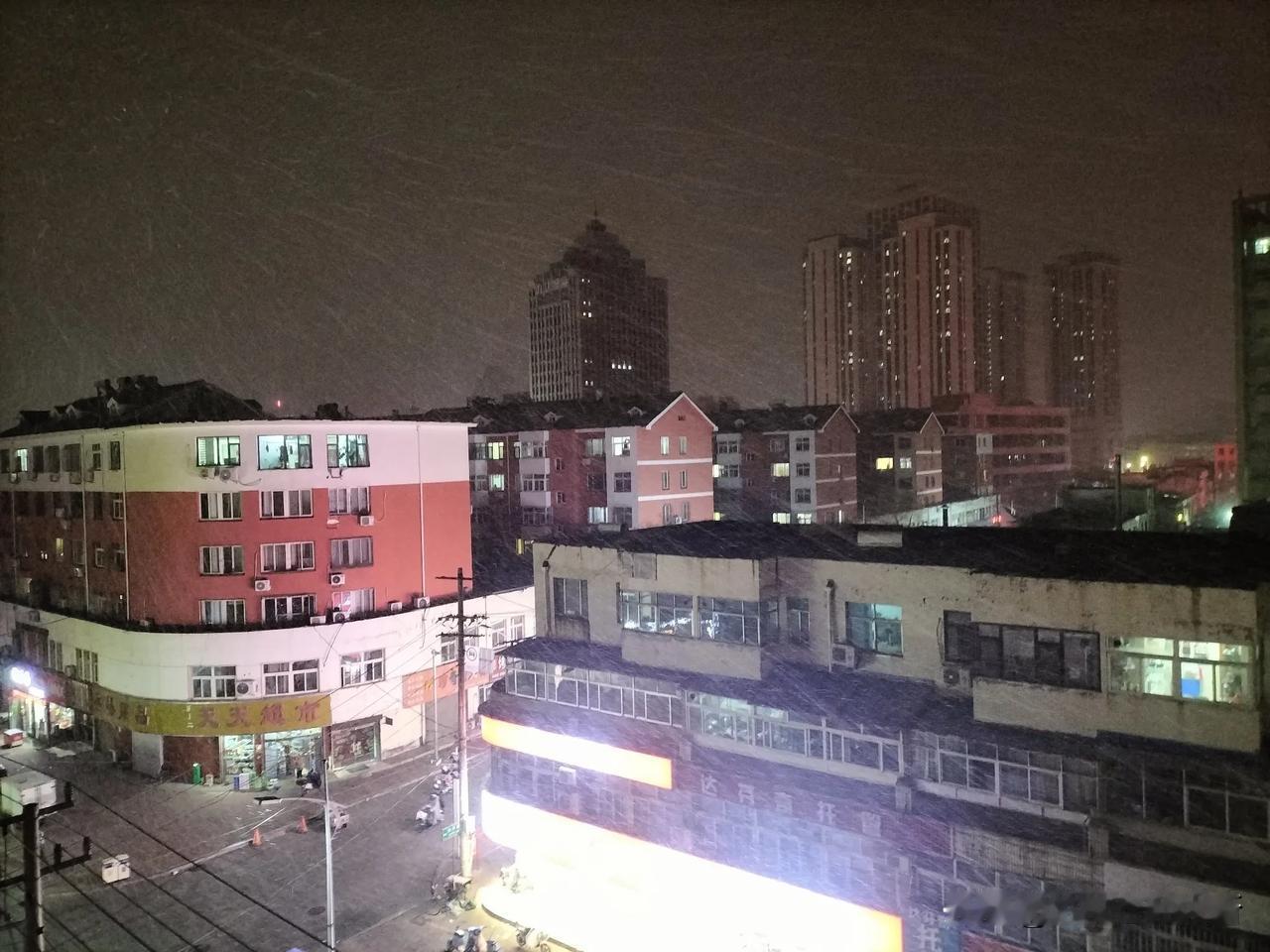 正月二十四，德州大雪。今天周五，晚上九点多，开始下雪，领导在厨房说，下雪了，我把