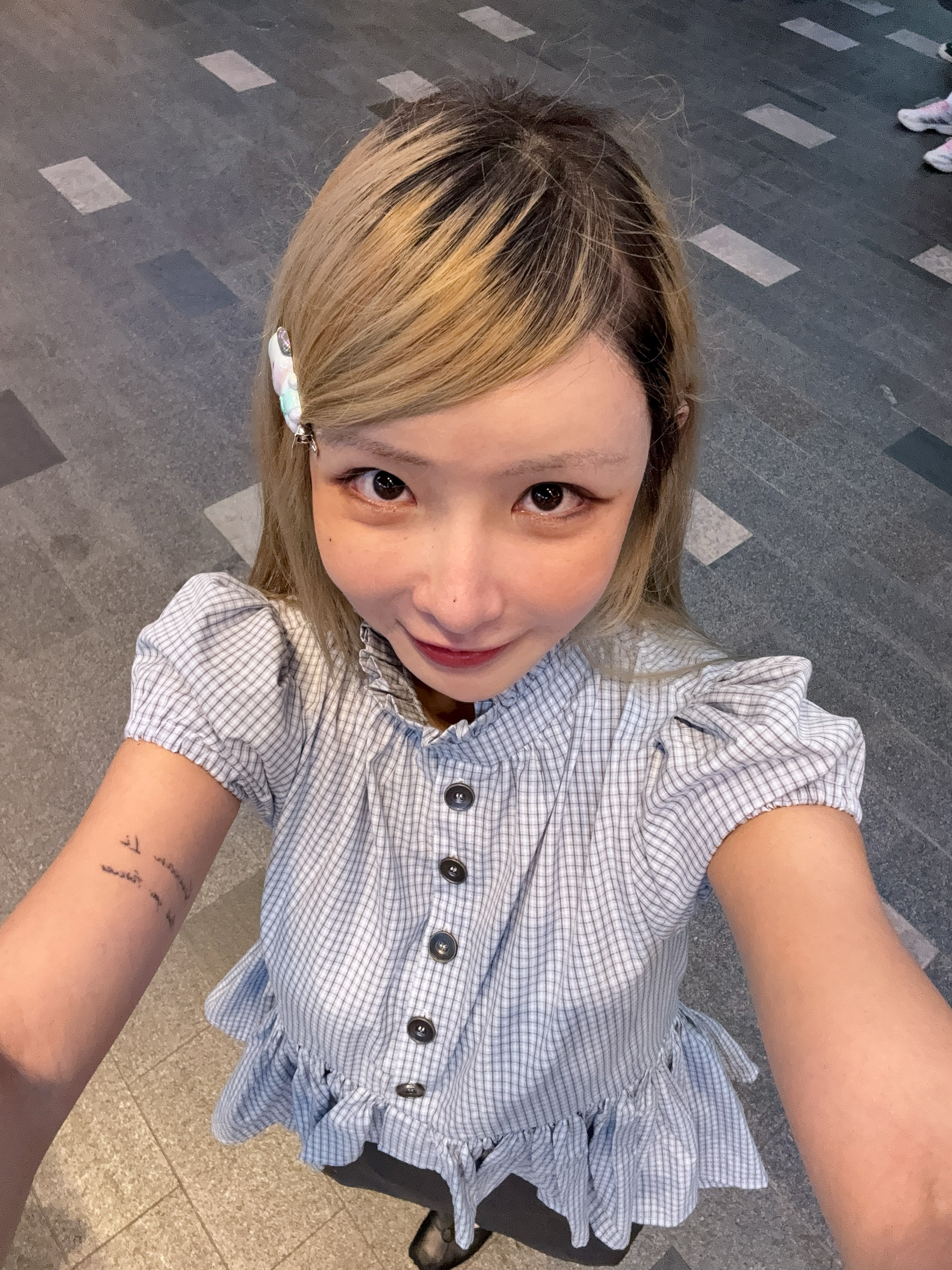 完全看不下去这个头发了！！！必须去韩国补染了。分层分的特别土