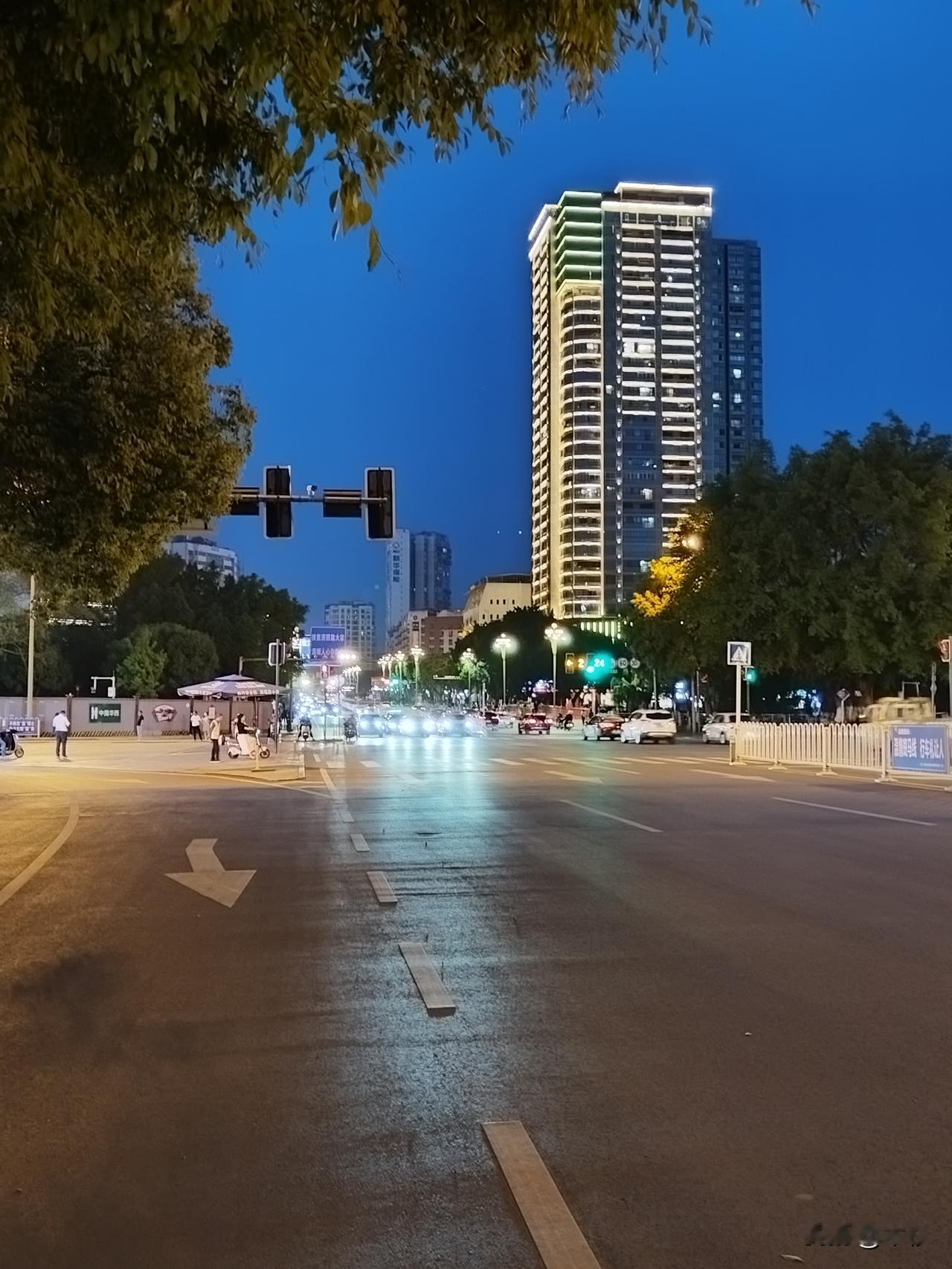 爷爷70岁，孙子18岁。

70岁的爷爷去年夏天从贵州做生意回来之后，就给18岁