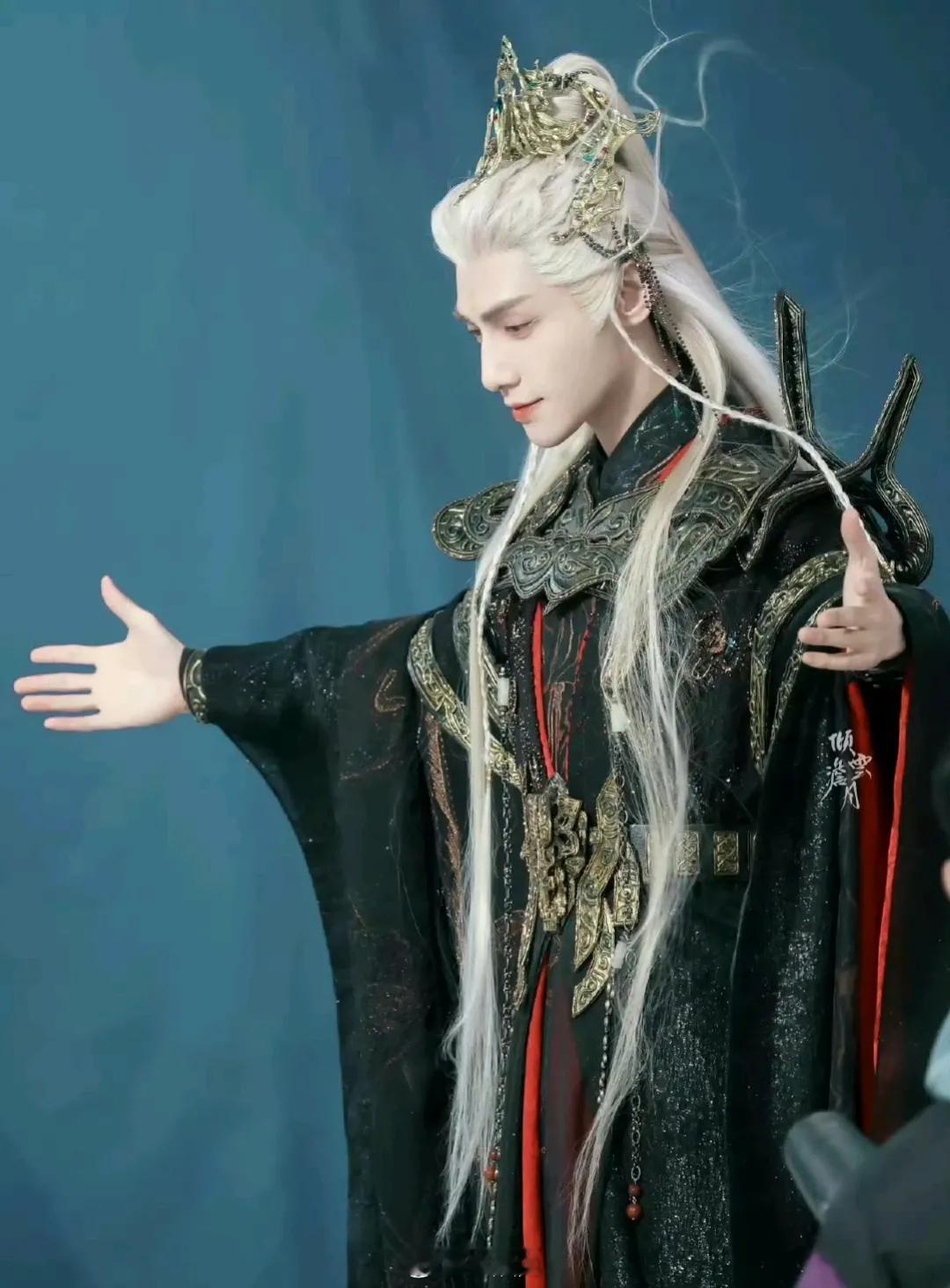 罗云熙白发造型，不敢相信这是真实的颜值，有点破次元了[开学季] ​​​