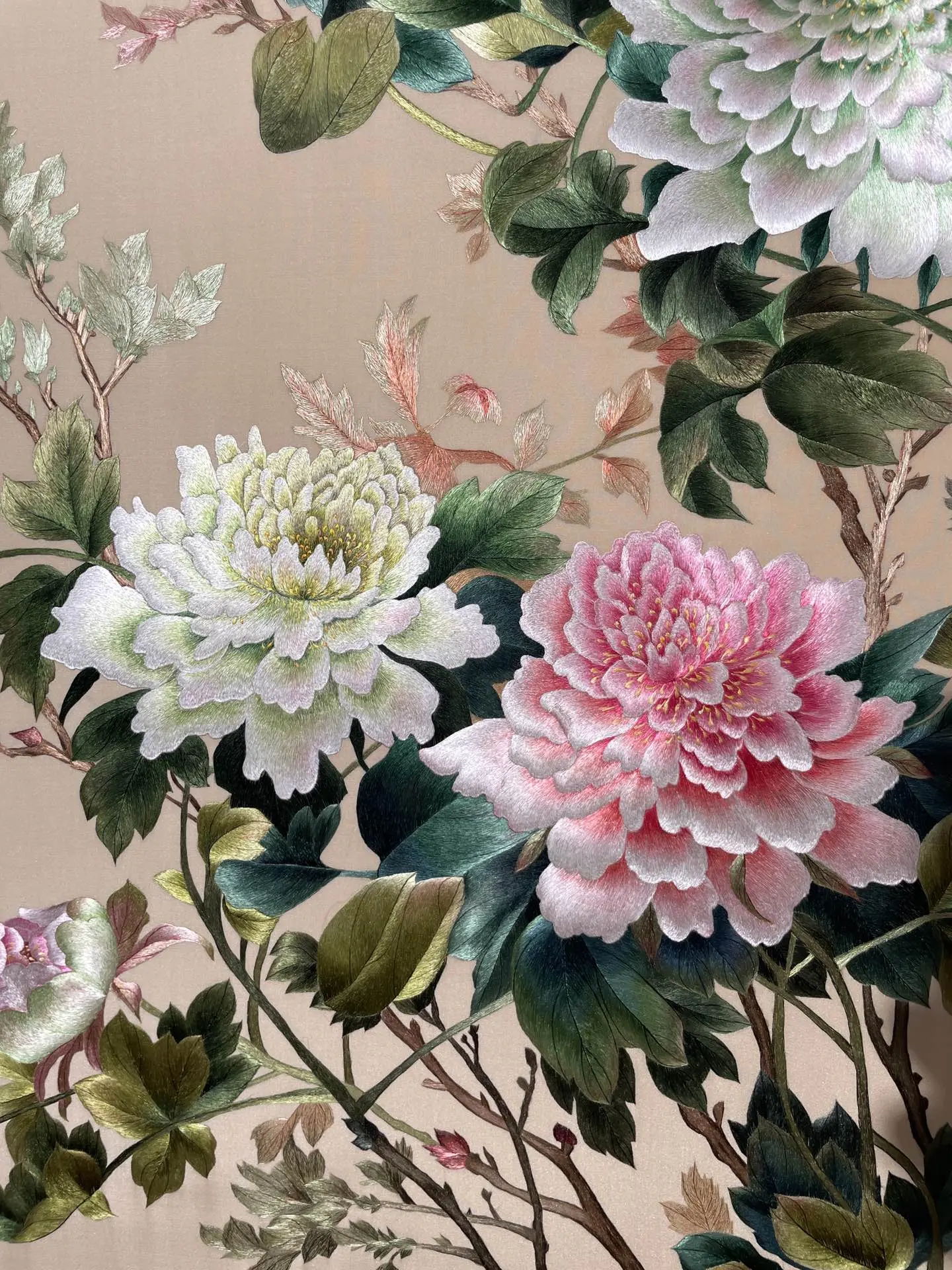 苏绣古画牡丹，古朴大气至极。绣娘精心绣制180余天，细细打磨。创作这幅...
