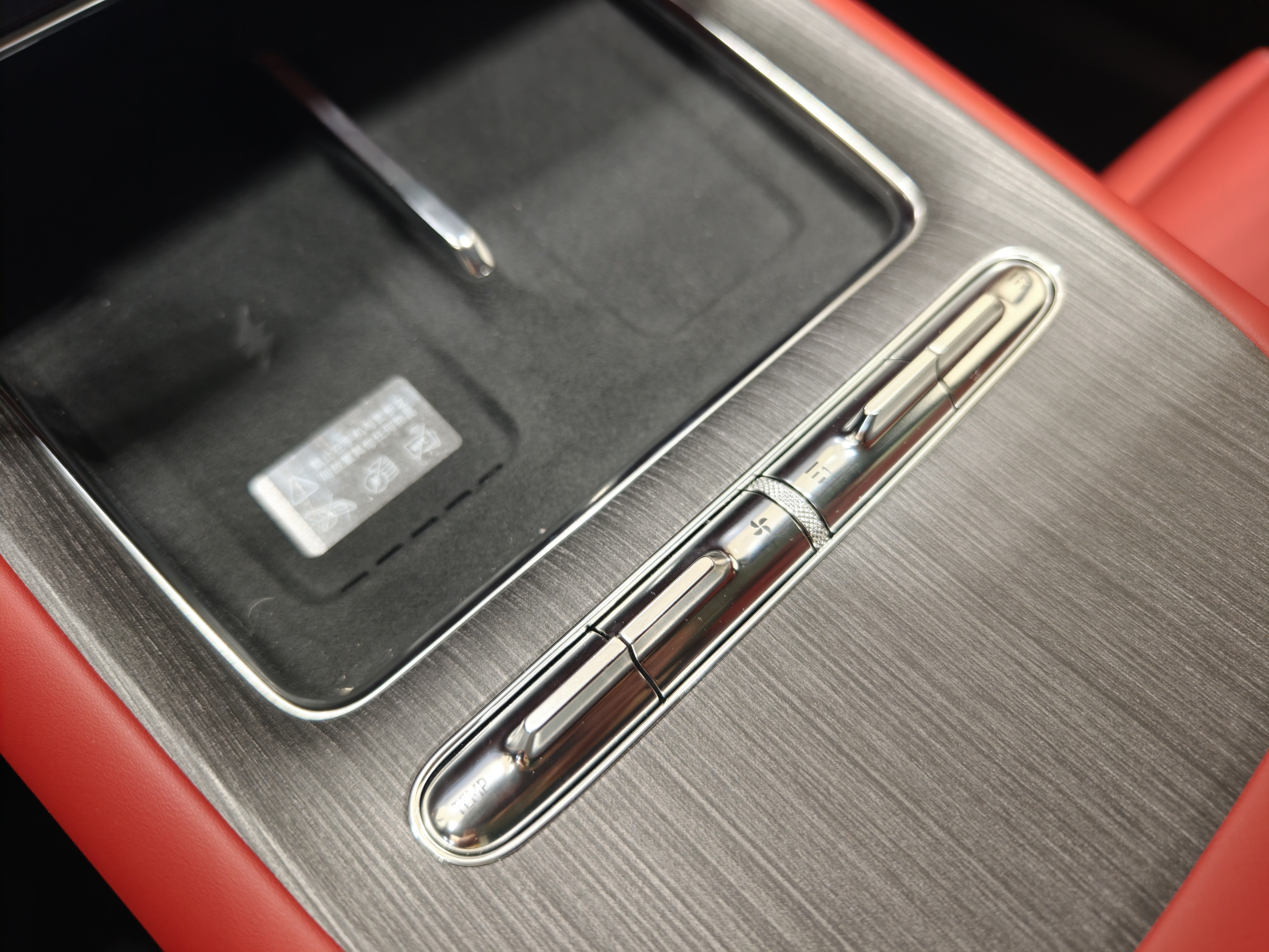 看了下小米新SU7，首先是红色比蓝色更好看，而且也是免费，建议选红色，实际没那么