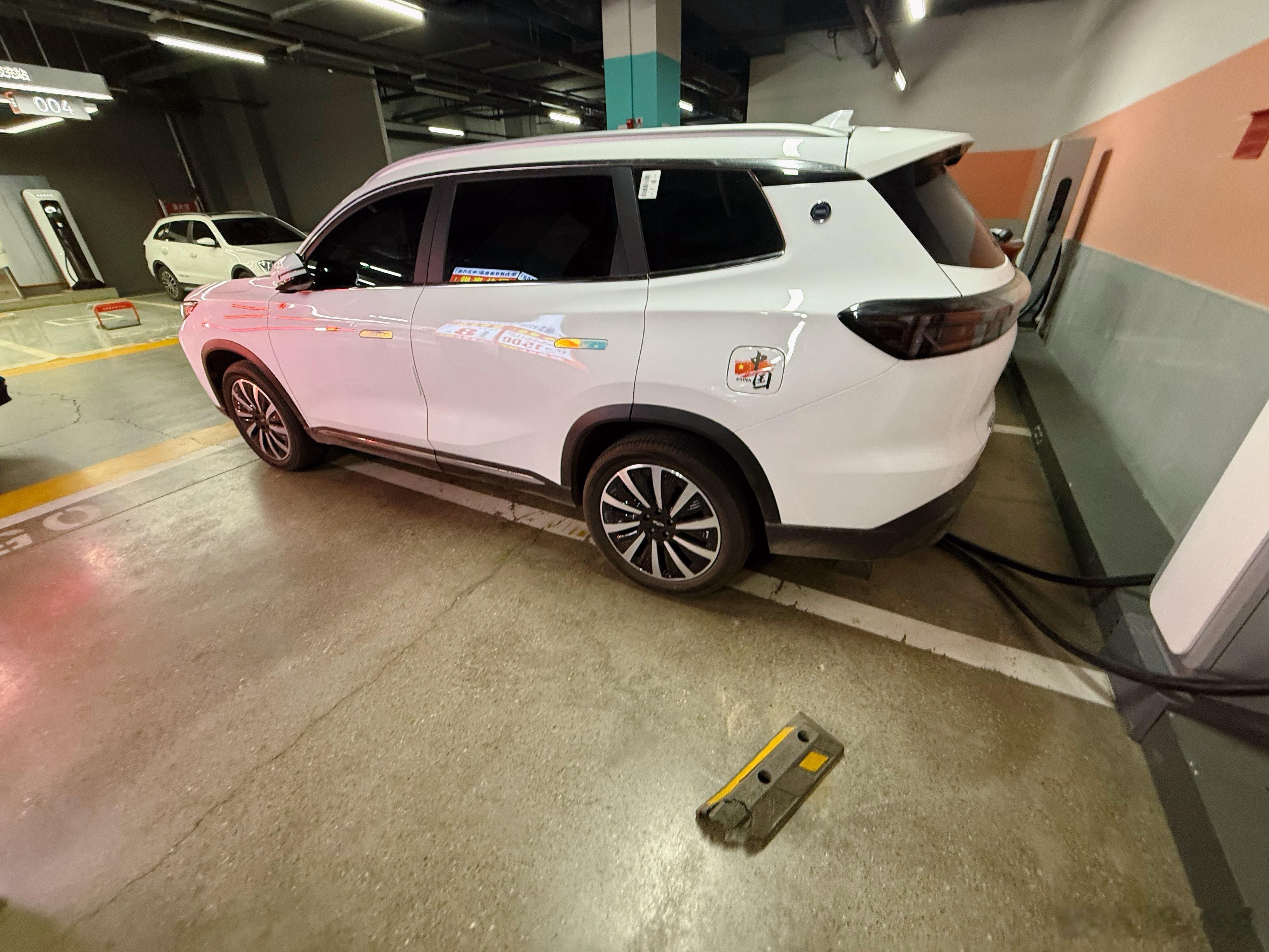 准备来试试华为的600kw的快充桩，结果一个车压两个位置，停不进去，另外一个站着