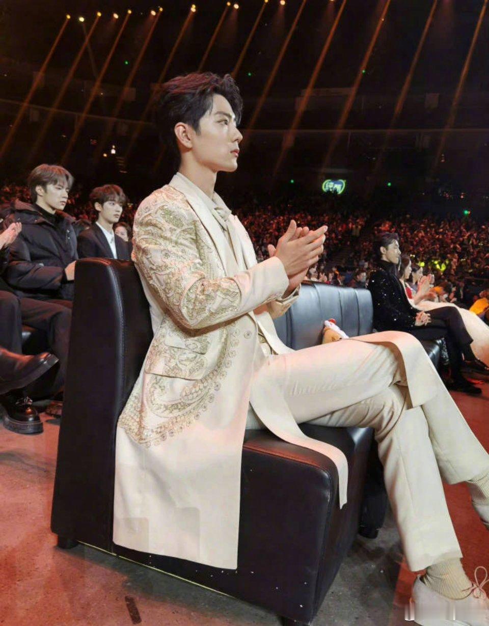 肖战45度斜拍婚纱角度肖战