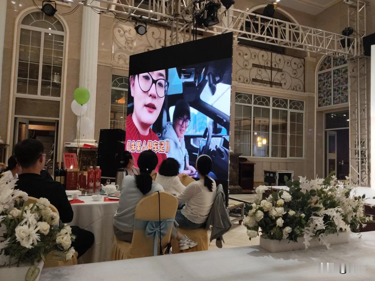 新郎新娘自已制作的旅行结婚视频，二十分钟放完。