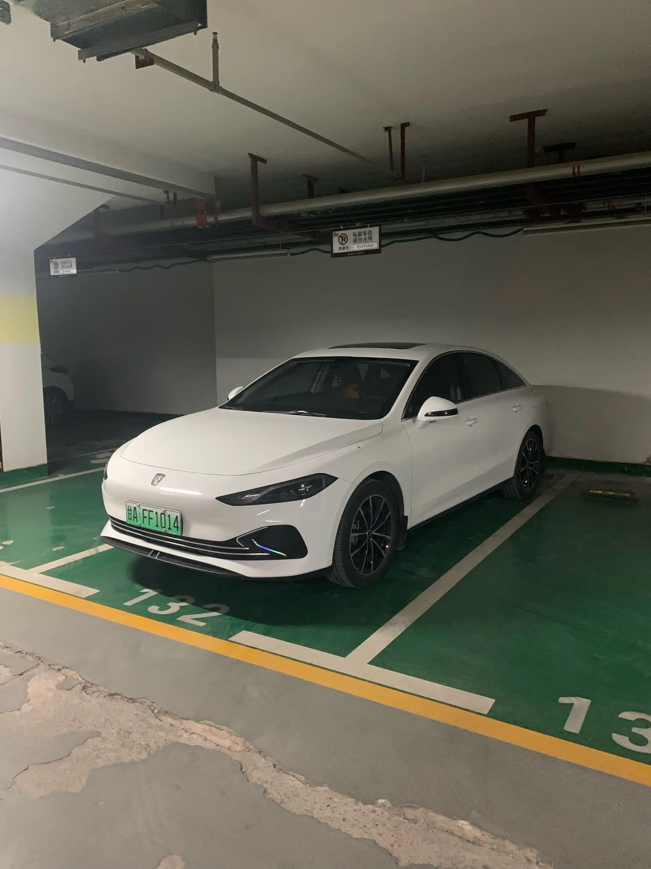 上汽荣威 D7 混动版 2026 年 8 月正式上市，定位中型家用插混轿车。新车