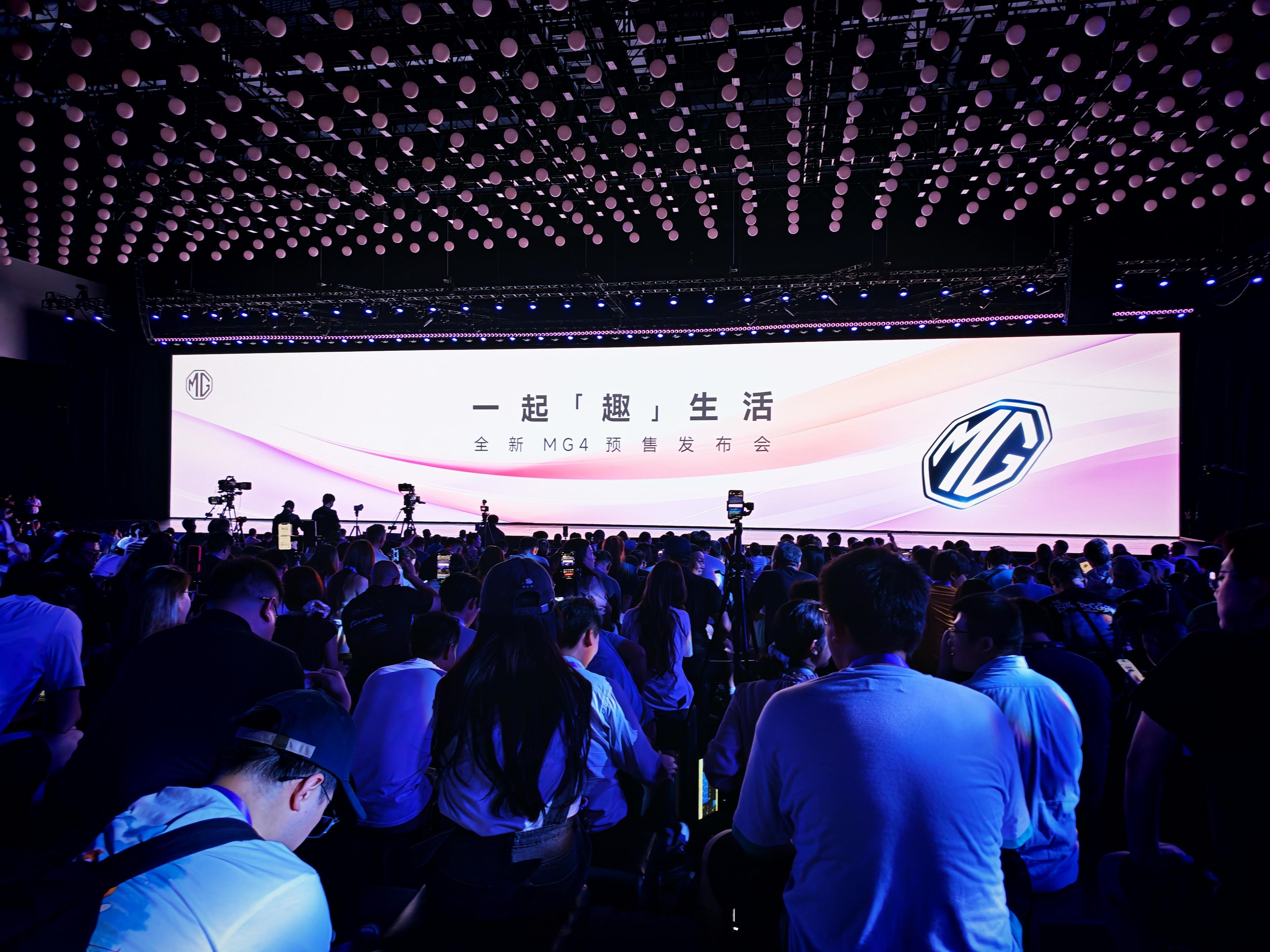 MG4发布会看腻了10万块纯电车那“挑手机”的车机？全新MG4这次玩直接把20万