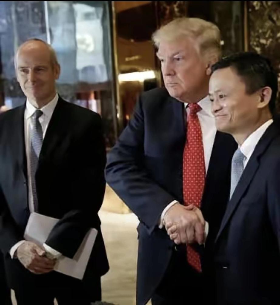 特朗普以为自己力气大，要跟马云比赛掰手腕。
他万万没想到，自己不如马云的手劲大；