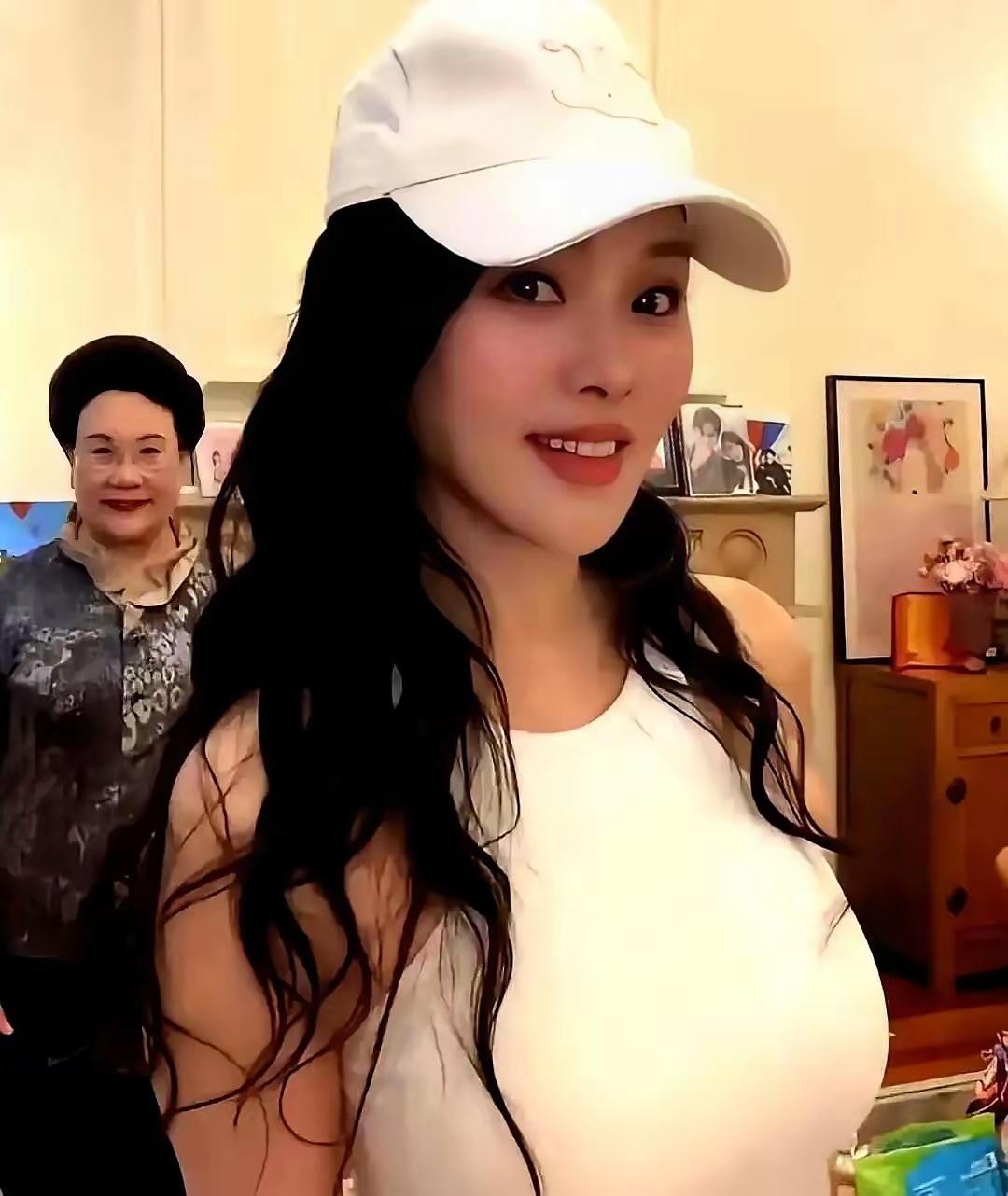 最好的婚姻，是敢互相嫌弃。秦昊直播当众调侃：“我老婆，胸大。” 伊能静瞬间脸红躲