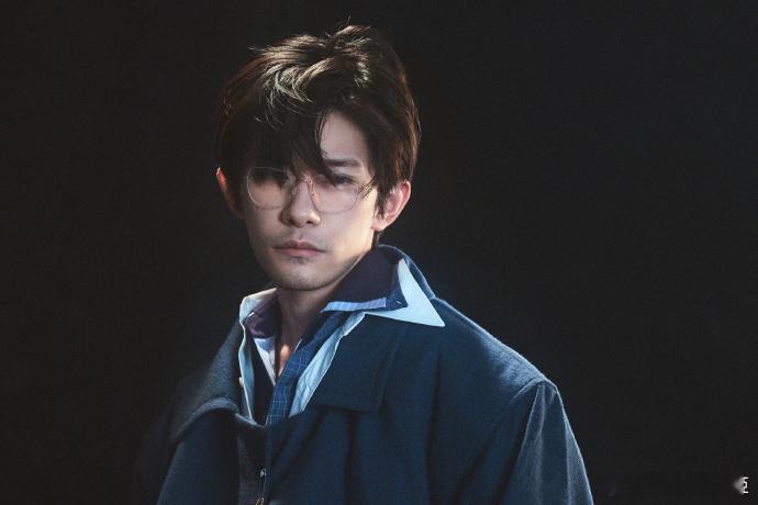 易烊千玺嘉人封面拍摄花絮易烊千玺熟男感溢出屏幕在易烊千玺嘉人花絮里完美呈现dad