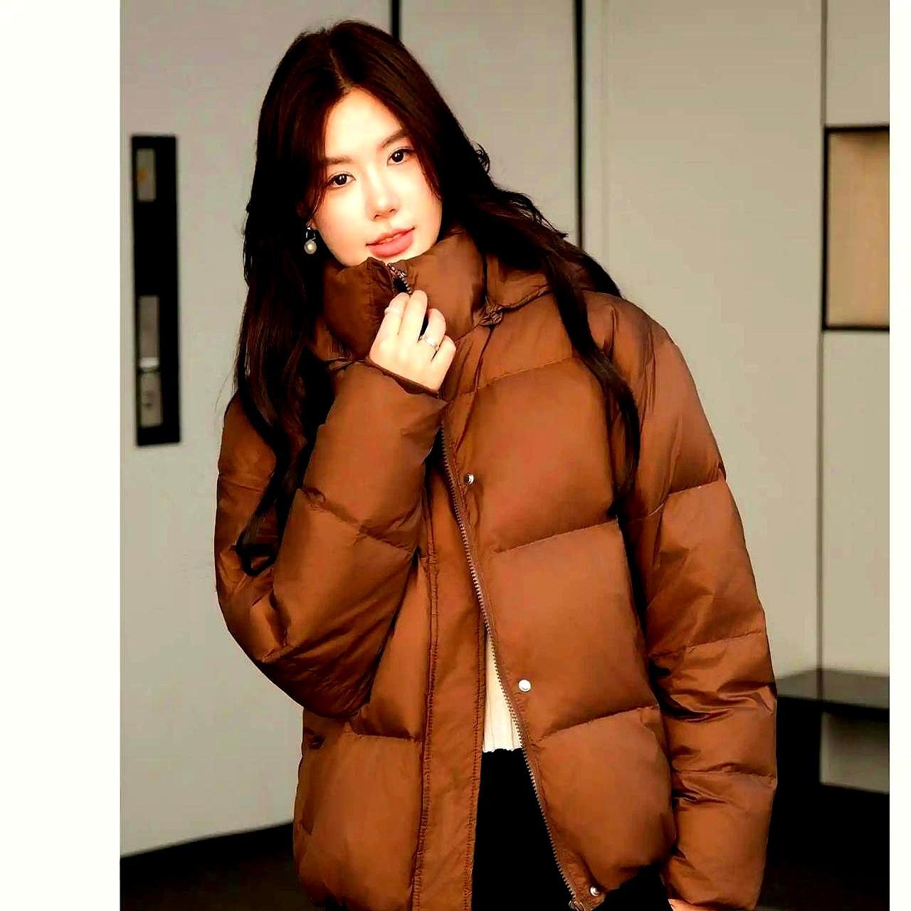 羽绒服不是奢侈品，是抗寒工具。
 
看吊牌三行字：绒子含量、蓬松度、充绒量，比看