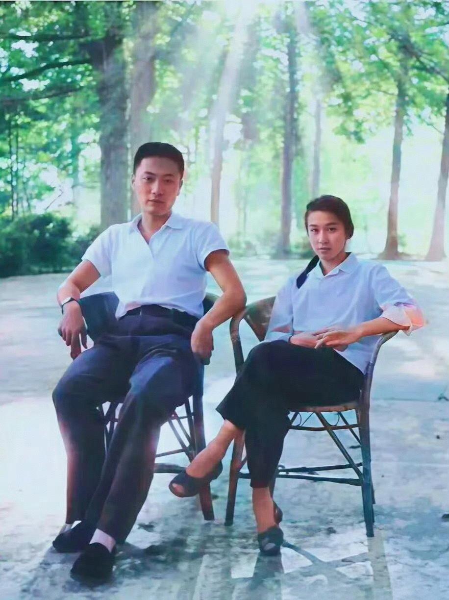 门当户对，51年前陈毅的儿子和粟裕的女儿在庐山新婚蜜月的留影。