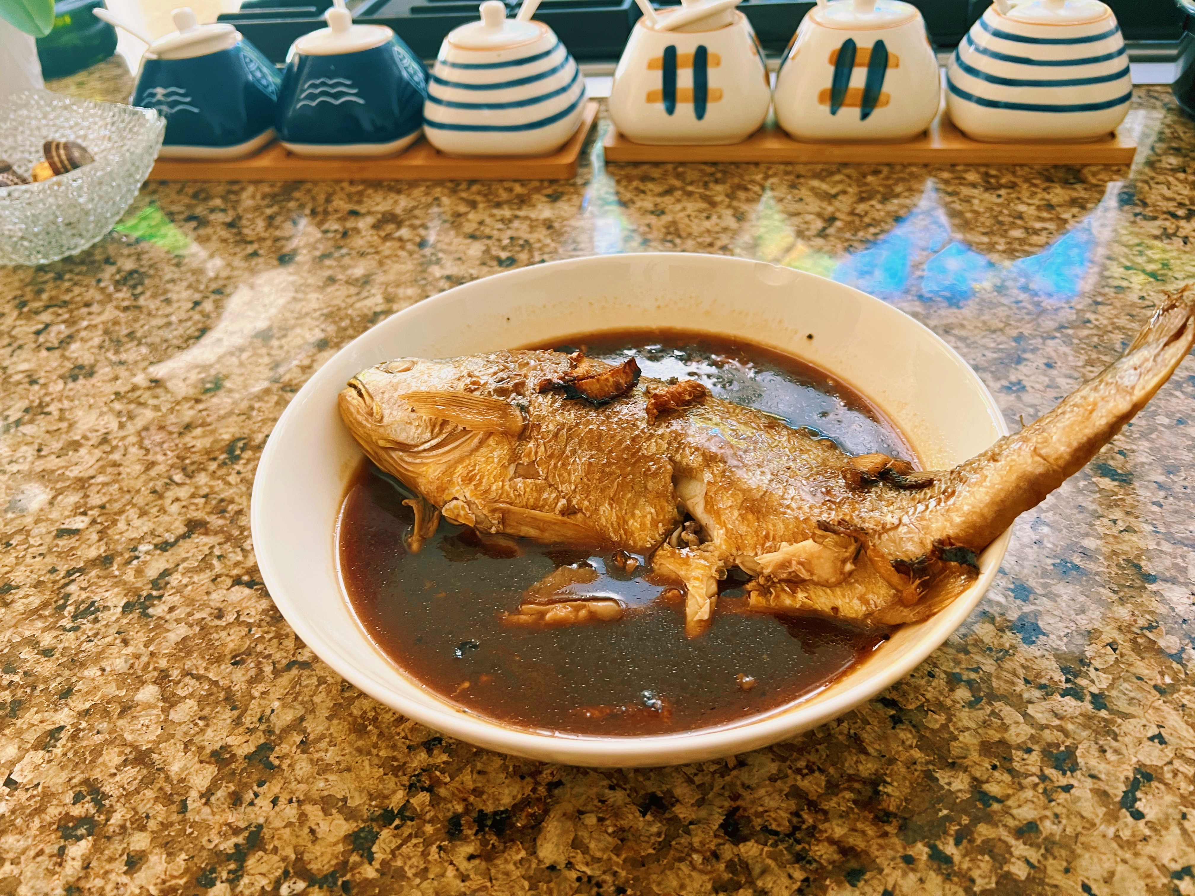 晚饭做了芹菜炒鱿鱼和糖醋大黄鱼。 这边只买到大只的西芹