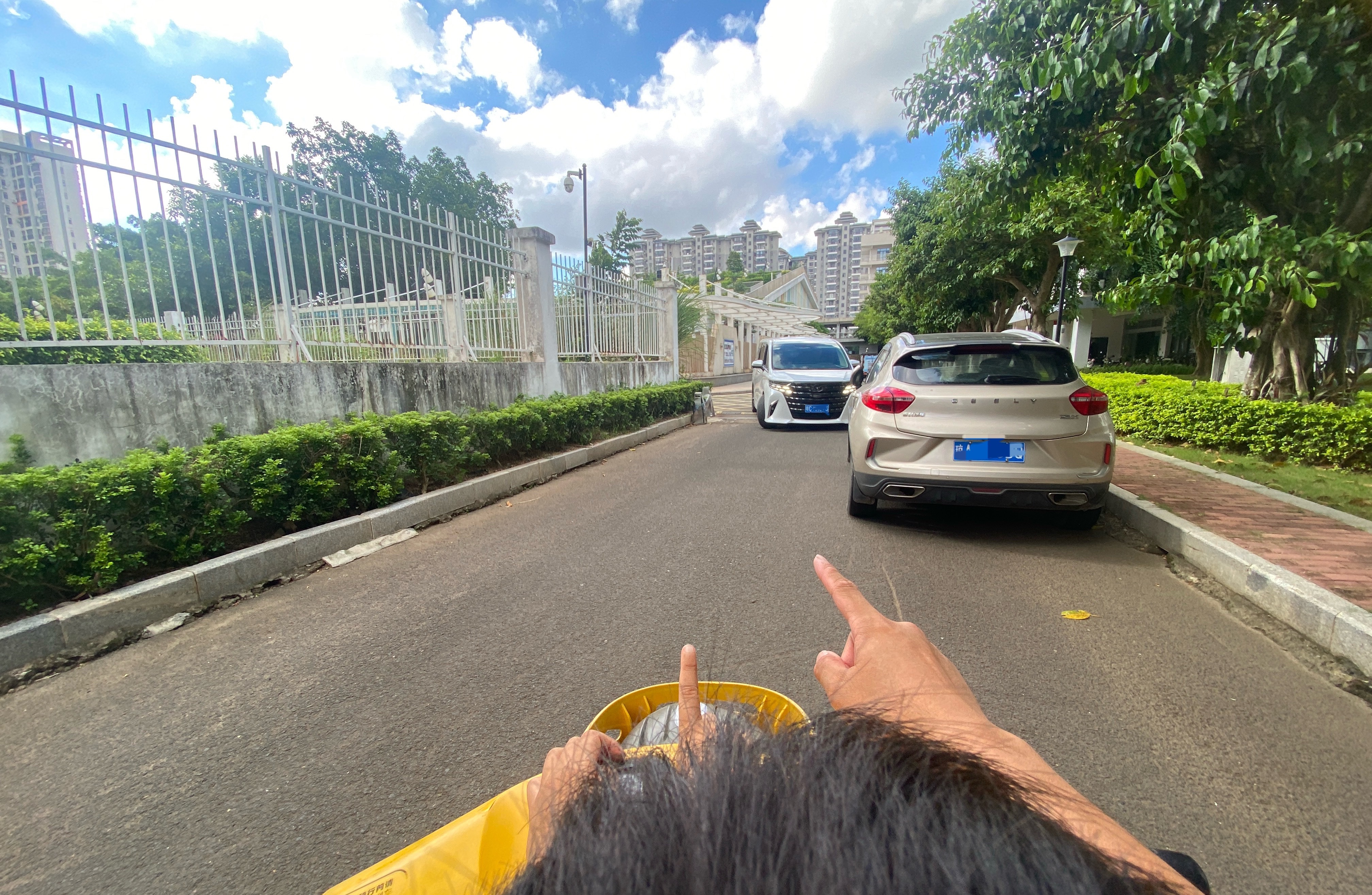 刚才骑着骑着车，鹅子向前一指同学家的埃尔法，大喊一声：“那不是高山吗？”  [笑