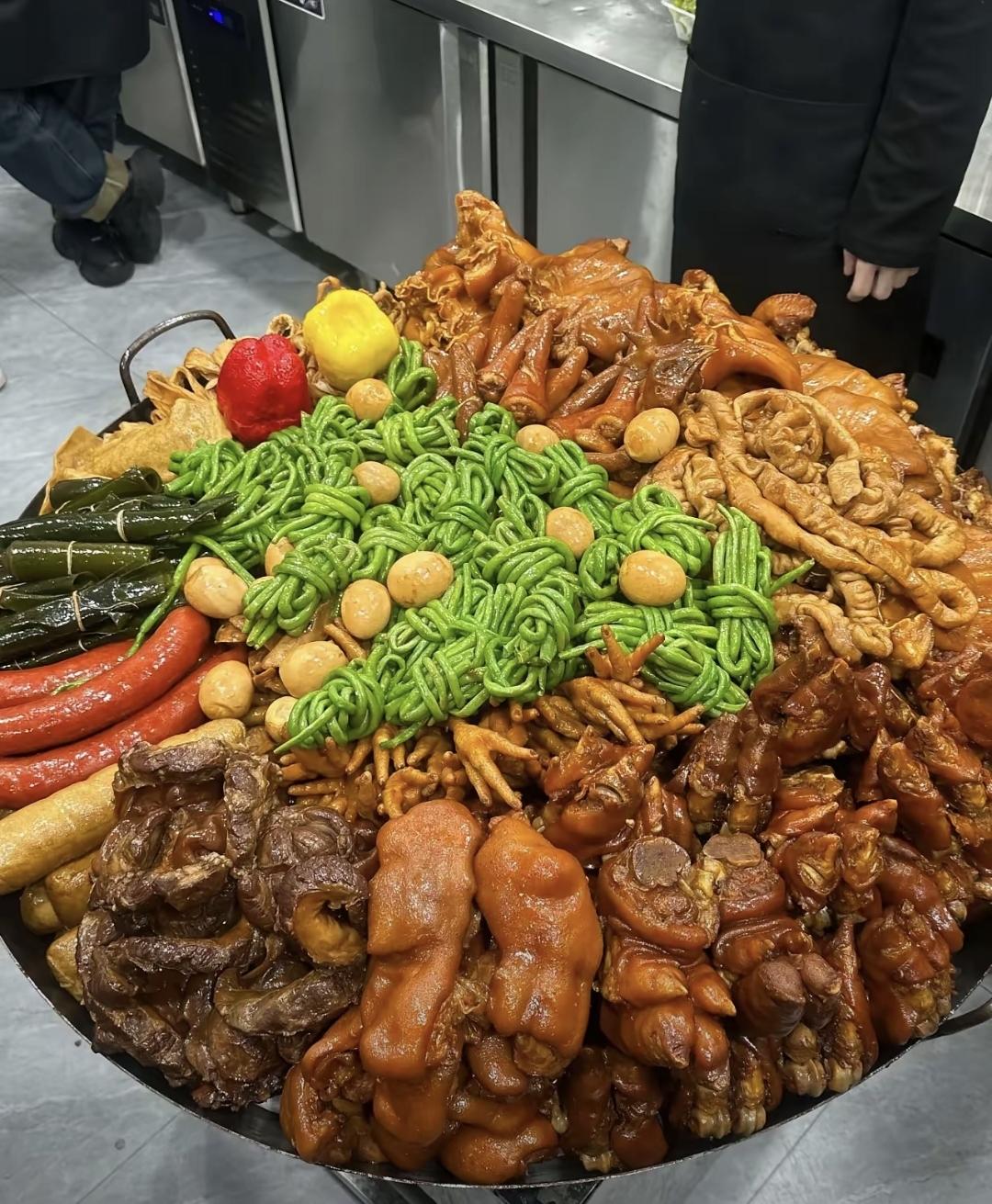 最近商业街那家大锅卤菜店经常排队，其实很多人是领钱来当托的，有些人还带着折叠凳。