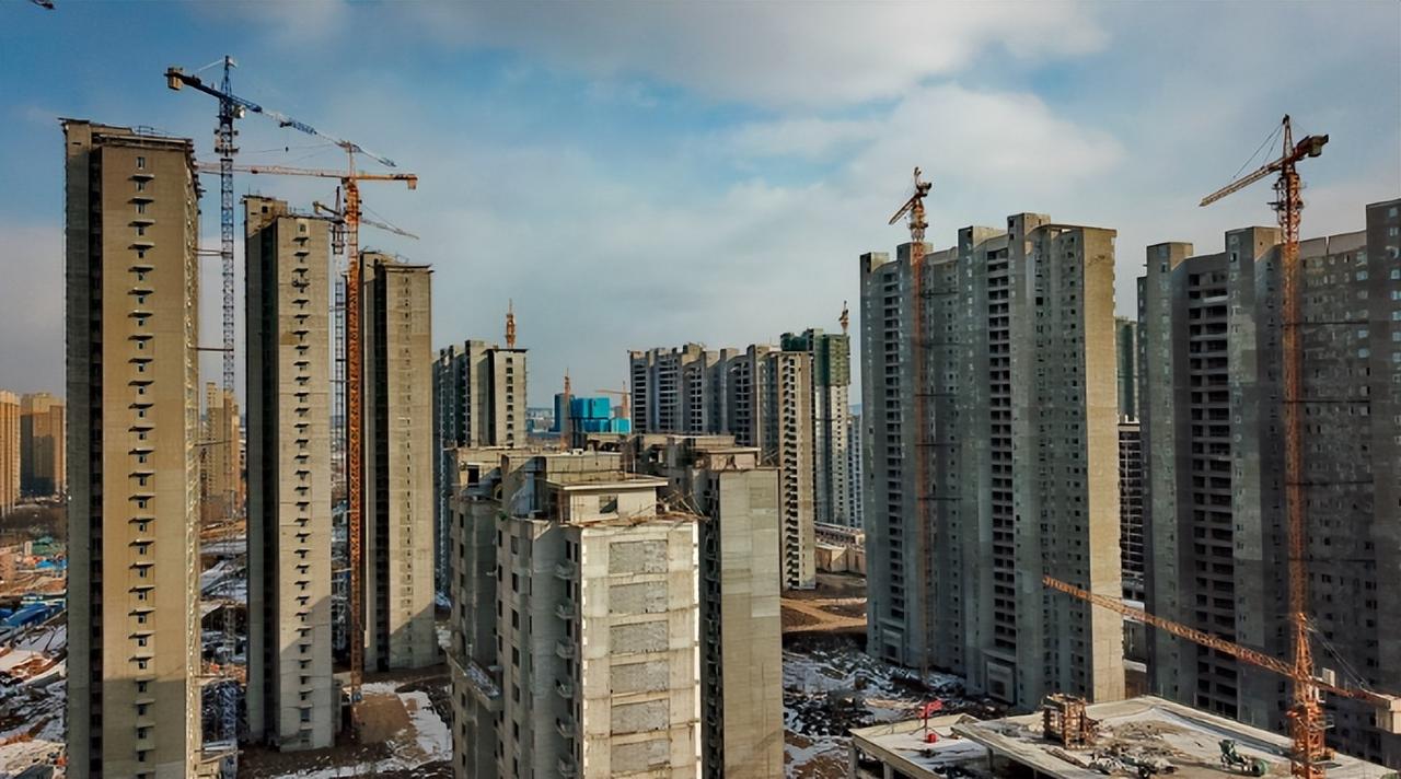 今年前8个月，地方政府卖地收入只剩1.38万亿元，同比掉了近30%。
过去那种一