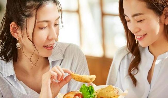 我跟日本人打交道很多年，说3个扎心的事实。

一、客气是客气，可你永远走不进他心