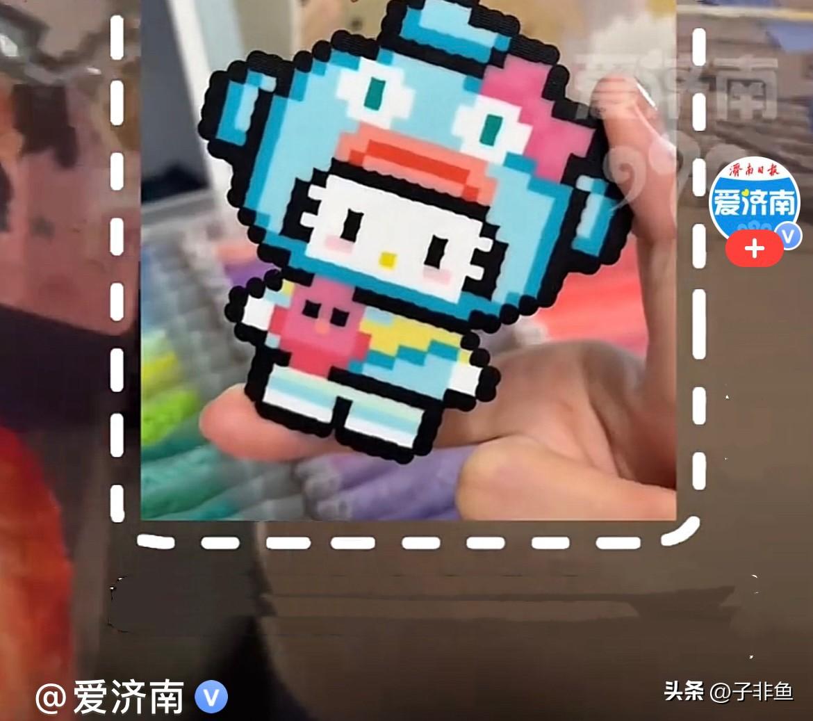 近日，哈尔滨一辆出租车里面挂满了漂亮的拼豆，司机大哥在拉客的同时售卖上高中女儿亲