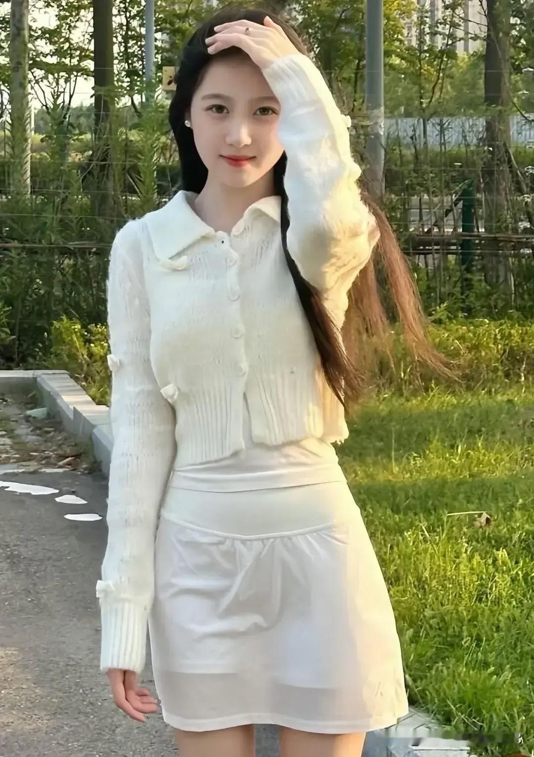 【七律·谷雨】
 
暖云酥雨润芳天，佳侣相依意自绵。
帐暖春深添旖旎，灯柔蕊绽胜