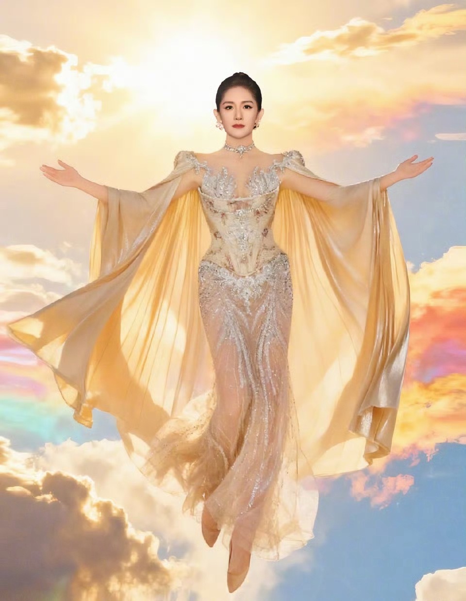 谢娜 太阳女神出发啦谢娜：太阳女神出发啦～娜姐微博之夜状态好好，一袭金色带钻长裙