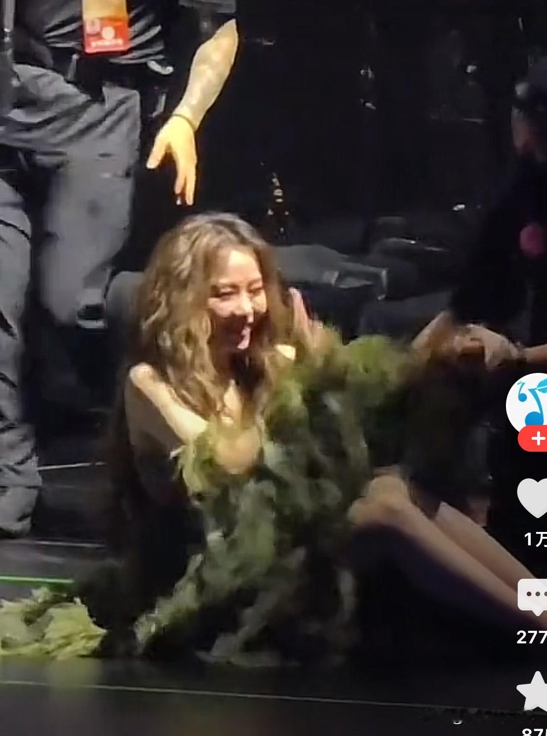 张靓颖摔下舞台后画面曝光。
张靓颖当时是站在升降舞台上，升降舞台面积大概4平方米