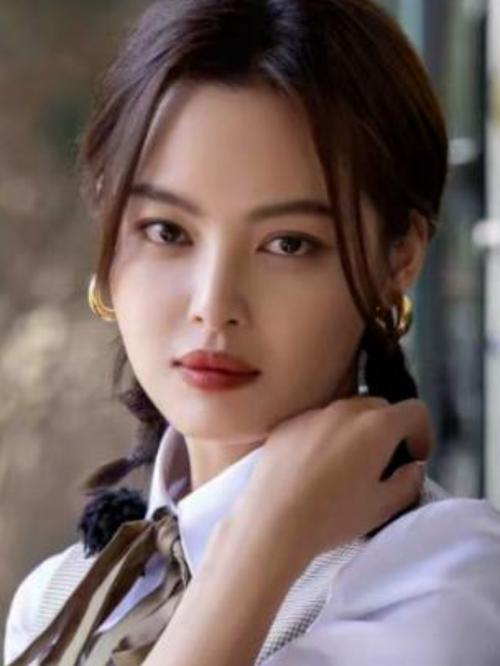 《女神蒙上眼》以律政为镜，映照人情与法理的碰撞。剧中，唐盈盈在证据与人性间挣扎，