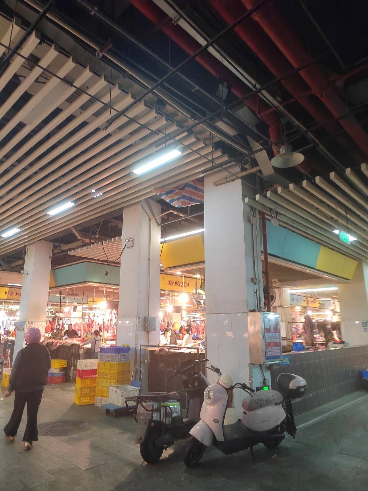 我记得以前我们老家的菜市场，就是那种属于批发性的，人特别的多。而现在就变得冷冷清