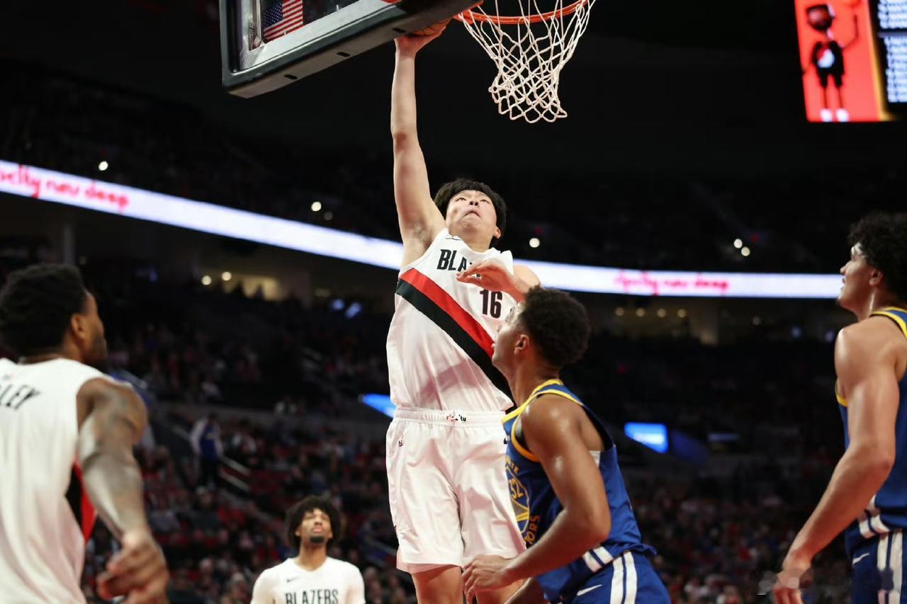 杨瀚森的4分钟：优势被队友“偷”了？
 
开拓者输快船，杨瀚森的出场时间比暂停还