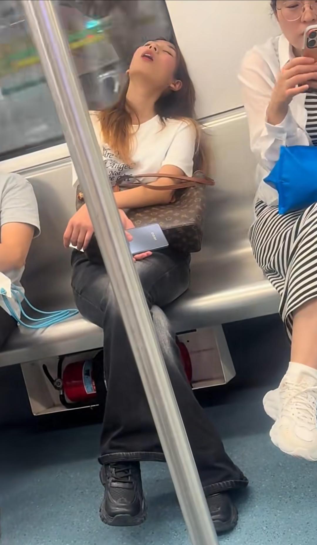 在困意面前哪有什么淑女不淑女？