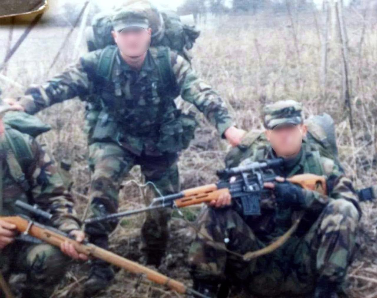 2004年，格鲁吉亚狙击手。拿着罗马尼亚PSL和莫辛纳甘